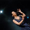 Francoska pevka Manda z občinstvom kaj več od zahval ni komunicirala, je bila pa