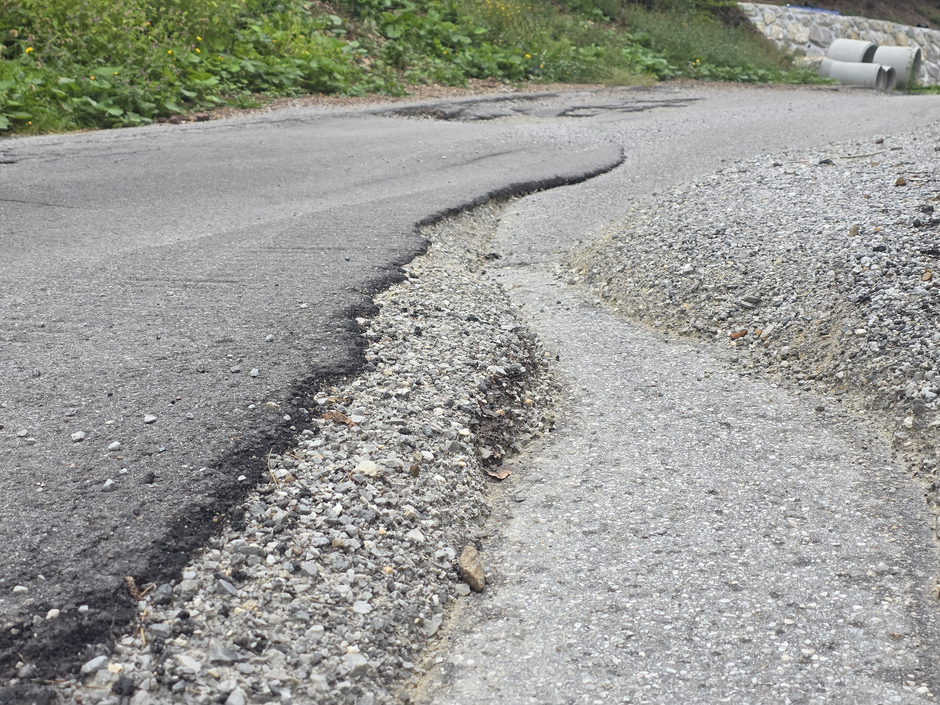cesta uničena cesta uničeno cestišče poškodovana cesta Jazne | Avtor: Bralec