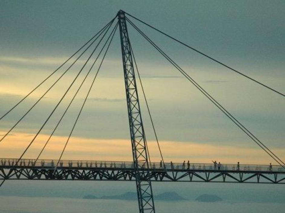 Z mostu se odpira pogled na otočje Langkawi in najjužnejše tajske otoke.