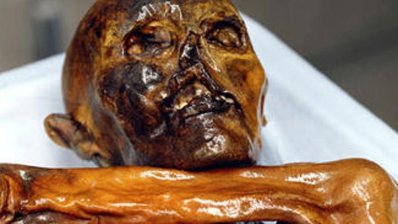 Najznamenitejša evropska mumija je razkrila še eno svojo skrivnost: Ötzi je bil 