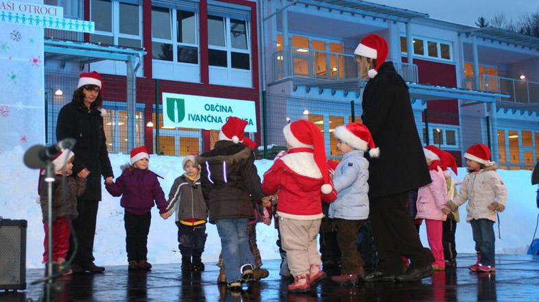 Pri odprtju nove stavbe so sodelovali otroci vseh sedmih enot ivanškega vrtca. (