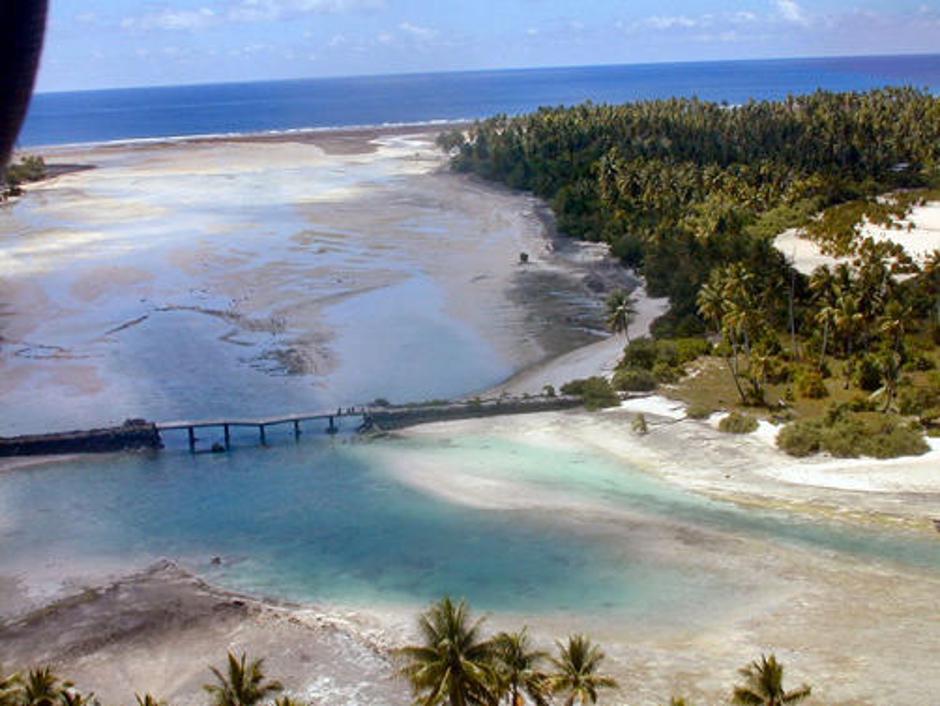 Nizki atol otoške države Kiribati je počasi že začelo preplavljati morje. Do kon | Avtor: Žurnal24 main