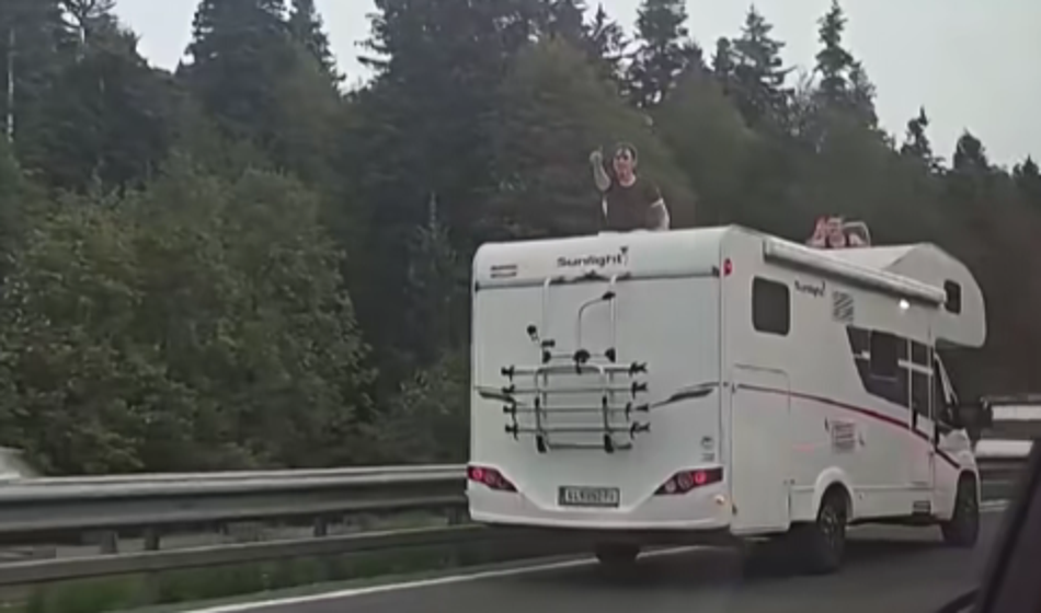 Tako so se obnašali v zastoju, medtem ko so otroško truplo pokrivali z belim pregrinjalom