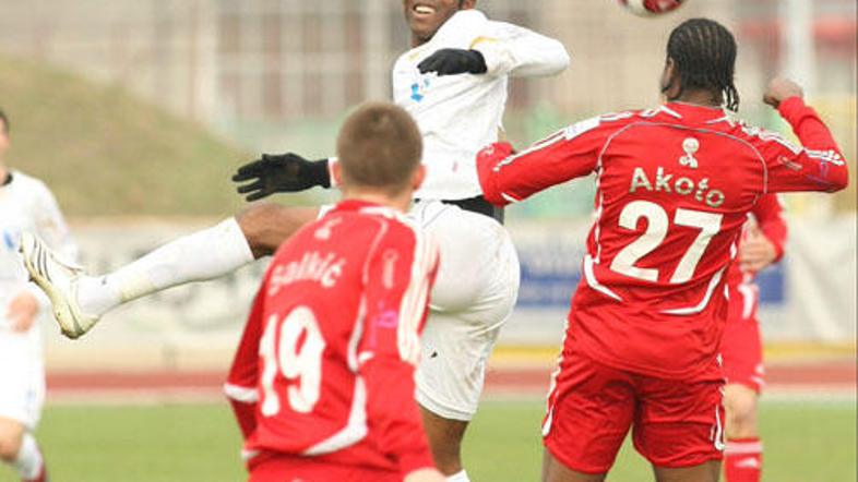 Veliko priložnosti, prečke, štirje zadetki ... akcije na derbiju v Novi Gorici n