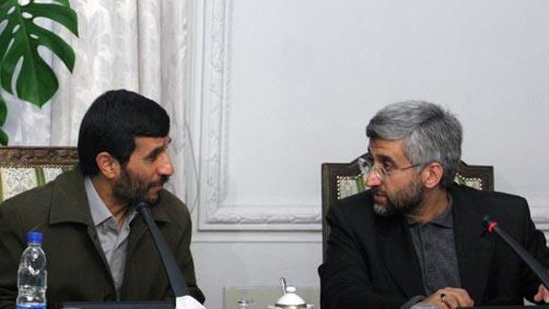 Nekaj ur po Laridžanijevem odstopu je predsednik Mahmud Ahmadinedžad (levo) na m