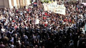 Množica demonstrantov je že zjutraj prek pročelja razgrnila transparent z napiso