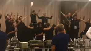 Slavje hrvaških nogometašev po zmagi nad Rusijo