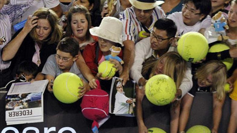 Na teniških igriščih ne prenesejo preglasnega navijanja.