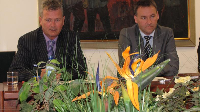 Mohor Bogataj zapira kabinet župana, Mitja Herak na desni odpira urad direktorja