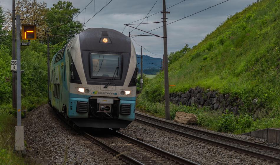 17-letnik v kritičnem stanju, na Štajerskem ga je zbil vlak