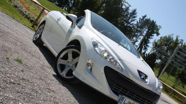 308 CC premore veliko dinamičnosti in svežine, ki bo všeč tako njej kot njemu, n