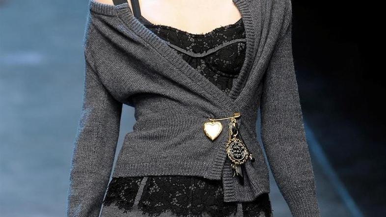 Da je siva lahko tudi zelo zapeljiva, dokazuje slavni dvojec Dolce & Gabbana. (F