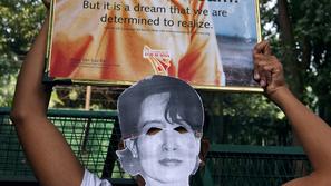 Protestniki bodo nosili maske Aung San Su Kji.