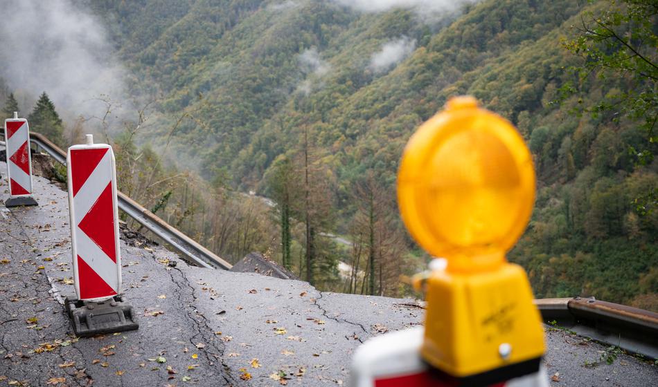 Močno vinjen z avtom zletel s ceste in pristal v grapi