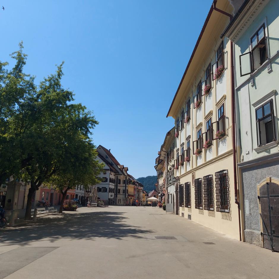 Škofja Loka, Mestni trg, posneto julij 2022 | Avtor: M. Ha.