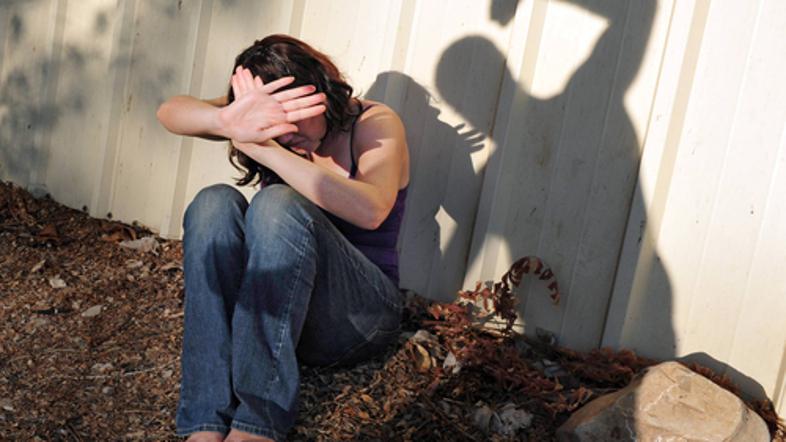 dekle najstnica napad nasilje