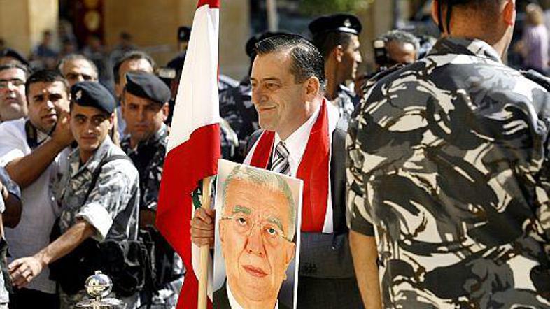 Poslanci so na zasedanje prišli obkroženi z vojaki, nekateri od njih so nosili s