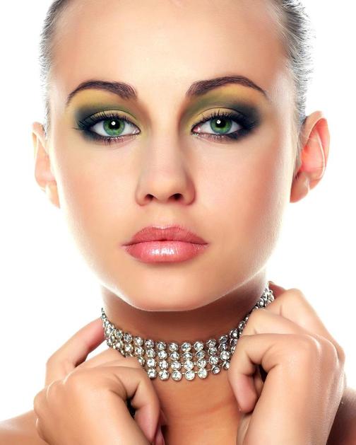 V zgodovini so moški nakit največkrat podarjali svojim ljubicam. (Foto: Shutters