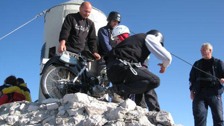 Gasilci iz Most so se na Triglav odpravili kar z motorjem.