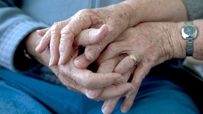 upokojenkci, starčki