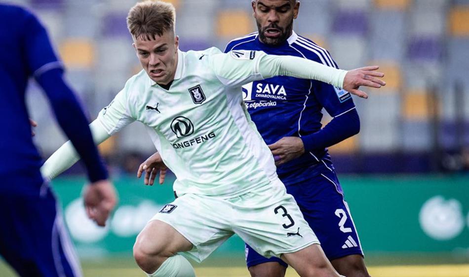 Večni derbi z različnima polčasoma in rdečim kartonom