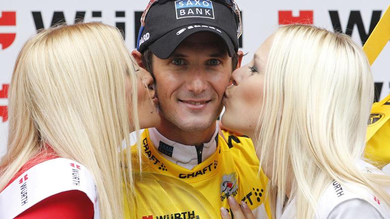 Fränk Schleck si je za zmago na dirki po Švici prislužil poljubčka dveh prikupni