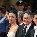 Glavna igralca Tang Wei in Tony Leung, med njima režiser Ang Lee