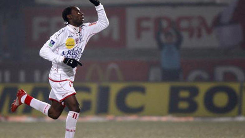 Igralec Nancyja Chris Malonga se veseli izenačujočega zadetka proti Lyonu.