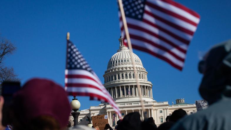 protesti pred kongresom zoper Muskova odpuščanja v javnem sektorju