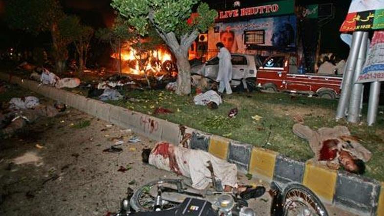 Trupla privržencev Benazir Buto so obležala razmetana po cesti.