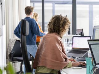 pisarna delavci v pisarni računalniki