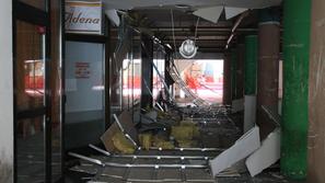 V podhodu glavne avtobusne postaje se je zrušil celoten strop, ki je bil pred tr