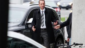 slovenija 09.11.2009, Boris Popovic, sluzbeni avtomobil Audi Q7, kupuje avtomobi