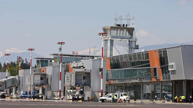 slovenija 29.04.2010 kontrolni stolp, letalisce Jozeta Pucnika, Brnik; foto:Sasa