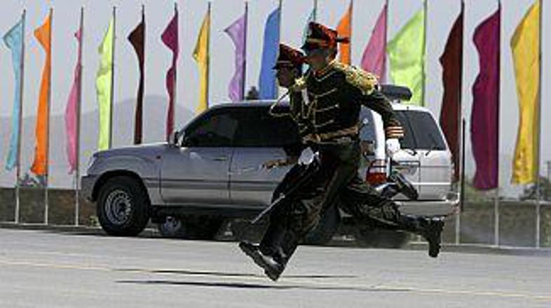 Vojaki bežijo pred streli.