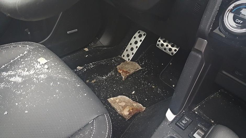 Poškodba vozila na katerega je priletel kos betona na primorski AC | Avtor: Poslal bralec