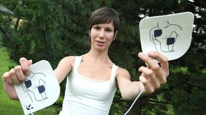 "AED je varna in preprosta naprava, ki rešuje življenja," pravi Martina Zavratni