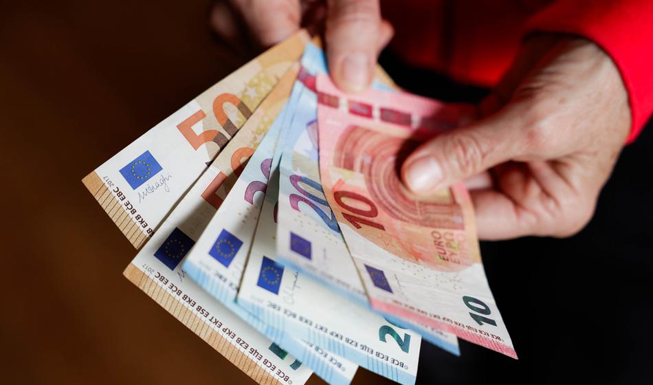 Dobra novica za upokojence, znesek bodo na račun prejeli že jutri