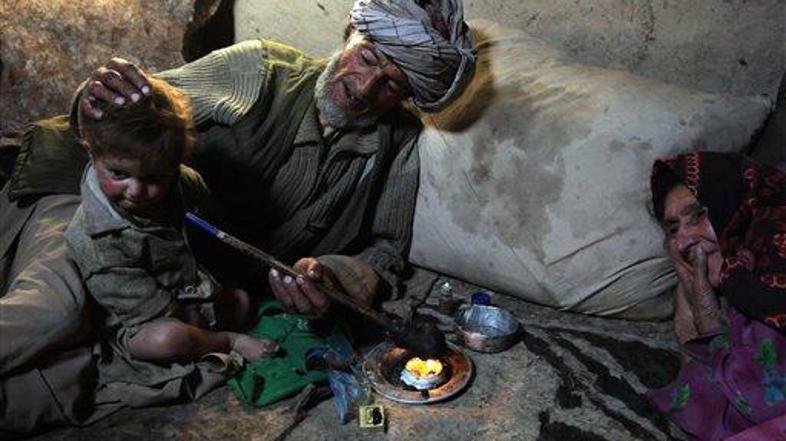 Vas Sarab: dedek Islam Beg (65) in njegov vnuk (1)