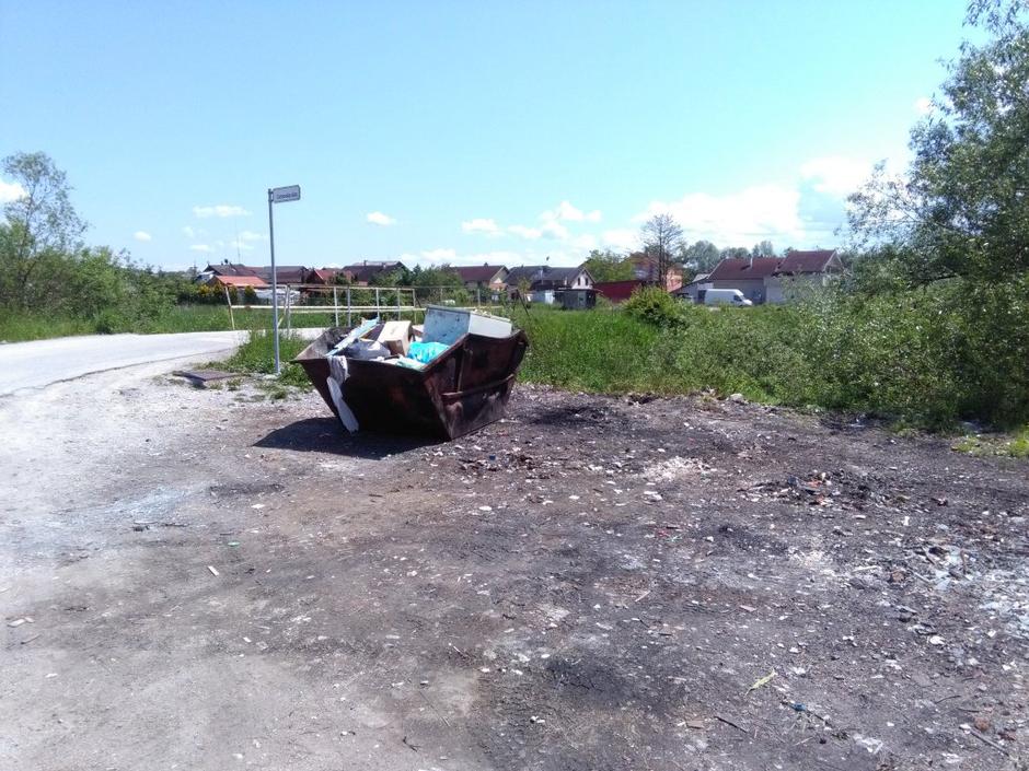 Zabojnik za odpadke, Rakova jelša | Avtor: zurnal24.si