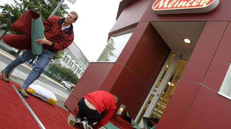 Takole so se včeraj v Mlinčku pripravljali na današnje odprtje prodajalne kruha 
