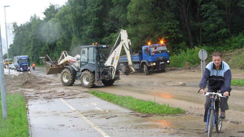 Odpravljanje posledic neurja na cesti med Velenjem in Šoštanjem