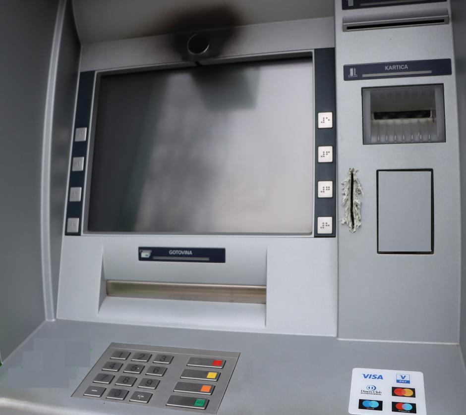 poškodovani bankomat | Avtor: PU Maribor