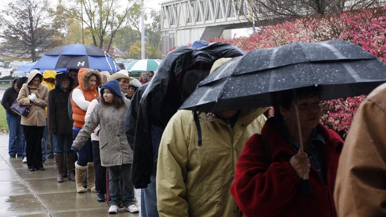 Prebivalci Chicaga čakajo na cepljenje na novo gripo.  © Reuters
