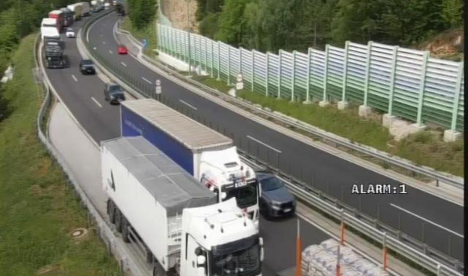 Huda prometna nesreča, zaprli so cesto proti Ljubljani