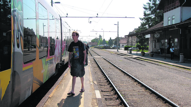 Izvedba idejnega projekta, ki zajema gradnjo novega perona in podhoda, zaradi če