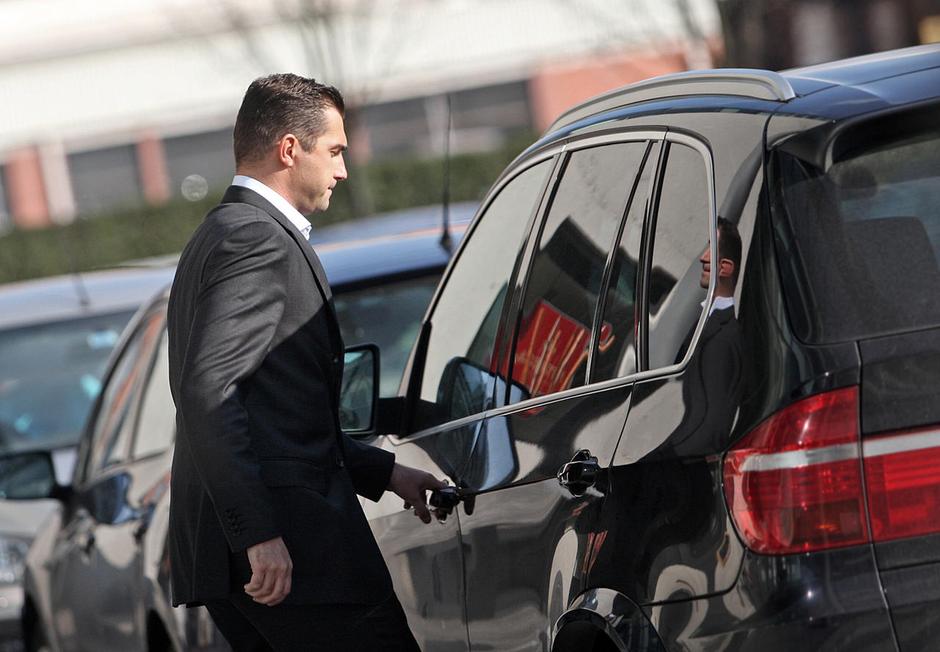 Roman Horvat vstopa v BMW X5, ki so mu ga pred 14 dnevi ukradli. (Foto: Žurnal24 | Avtor: Žurnal24 main