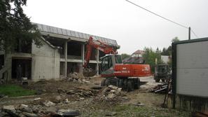 Begrad je začel z rušenjem hodnika, končal pa bo leta 2012 s celovito obnovo gim