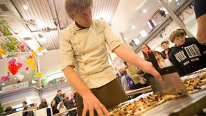 Gorazd Potočnik v pripravi čokolade pred obiskovalci