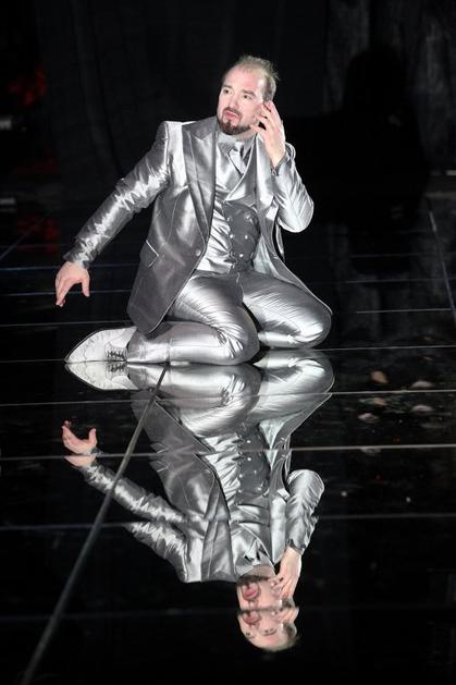 Ko pred premiero vadijo črne maske